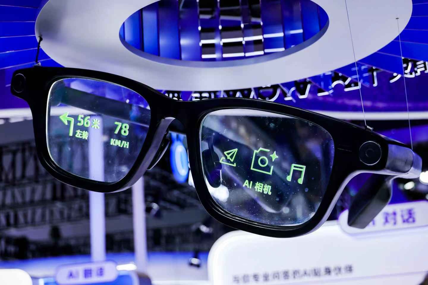 自研AI眼镜亮相世界人工智能大会pg电子